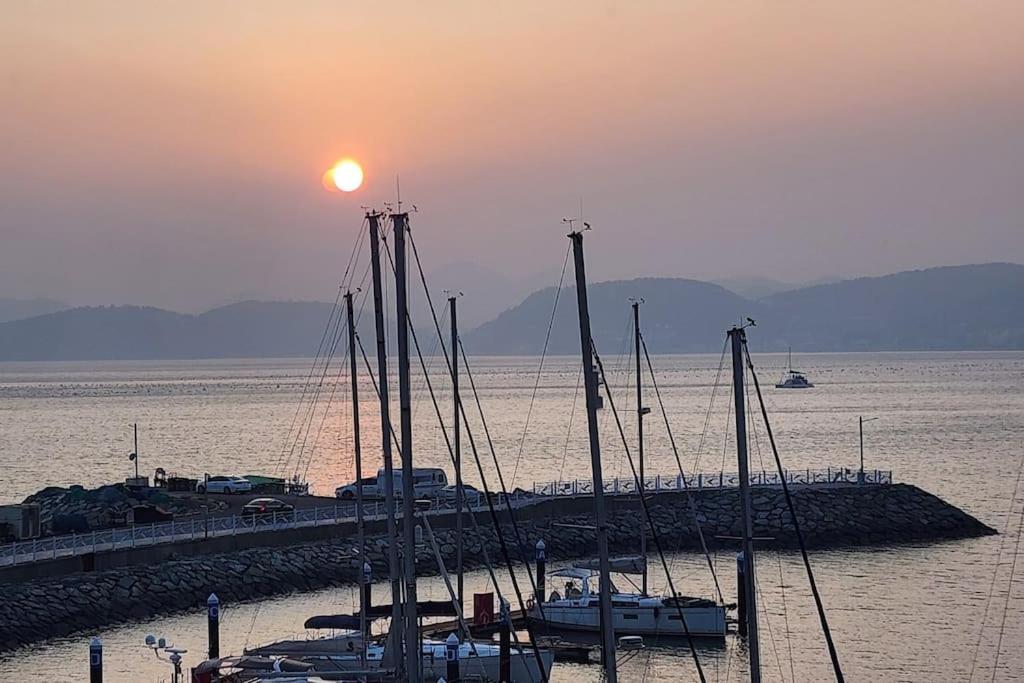 The Castle Ocean Suite Yeosu Exterior photo