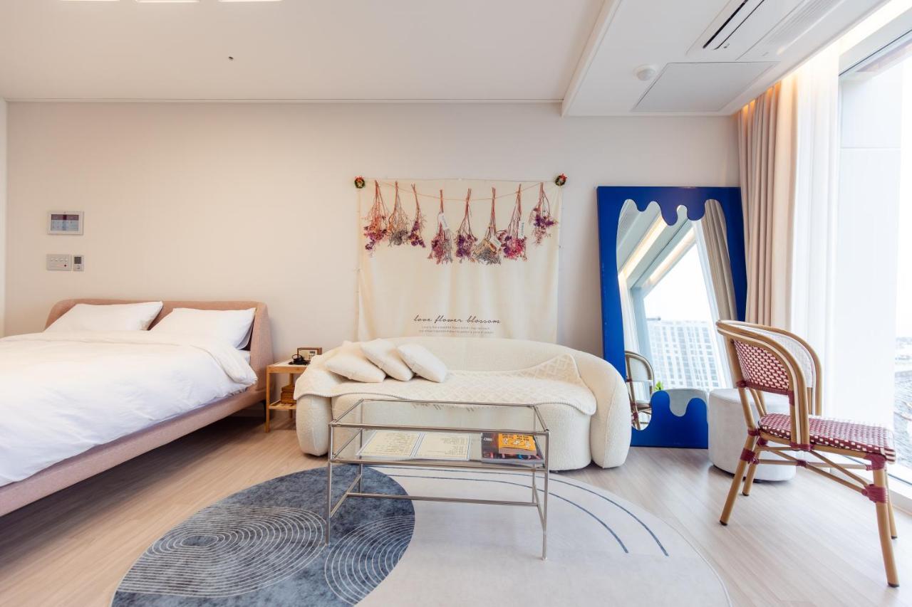 The Castle Ocean Suite Yeosu Exterior photo